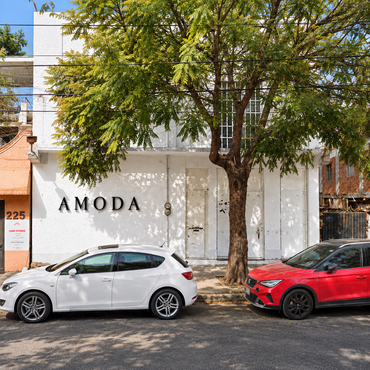 Fachada blanca de AMODA vista de frente